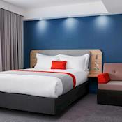 Modern guest room with double bed, smart design, and space to relax. - Holiday Inn Express Dublin City Centre