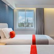 Modern twin room with city views and bright, stylish décor. - Holiday Inn Express Dublin City Centre